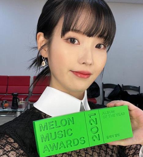 iu|《2021 MMA》IU狂扫5大奖！下班路久违见粉丝，含泪哽咽被感动