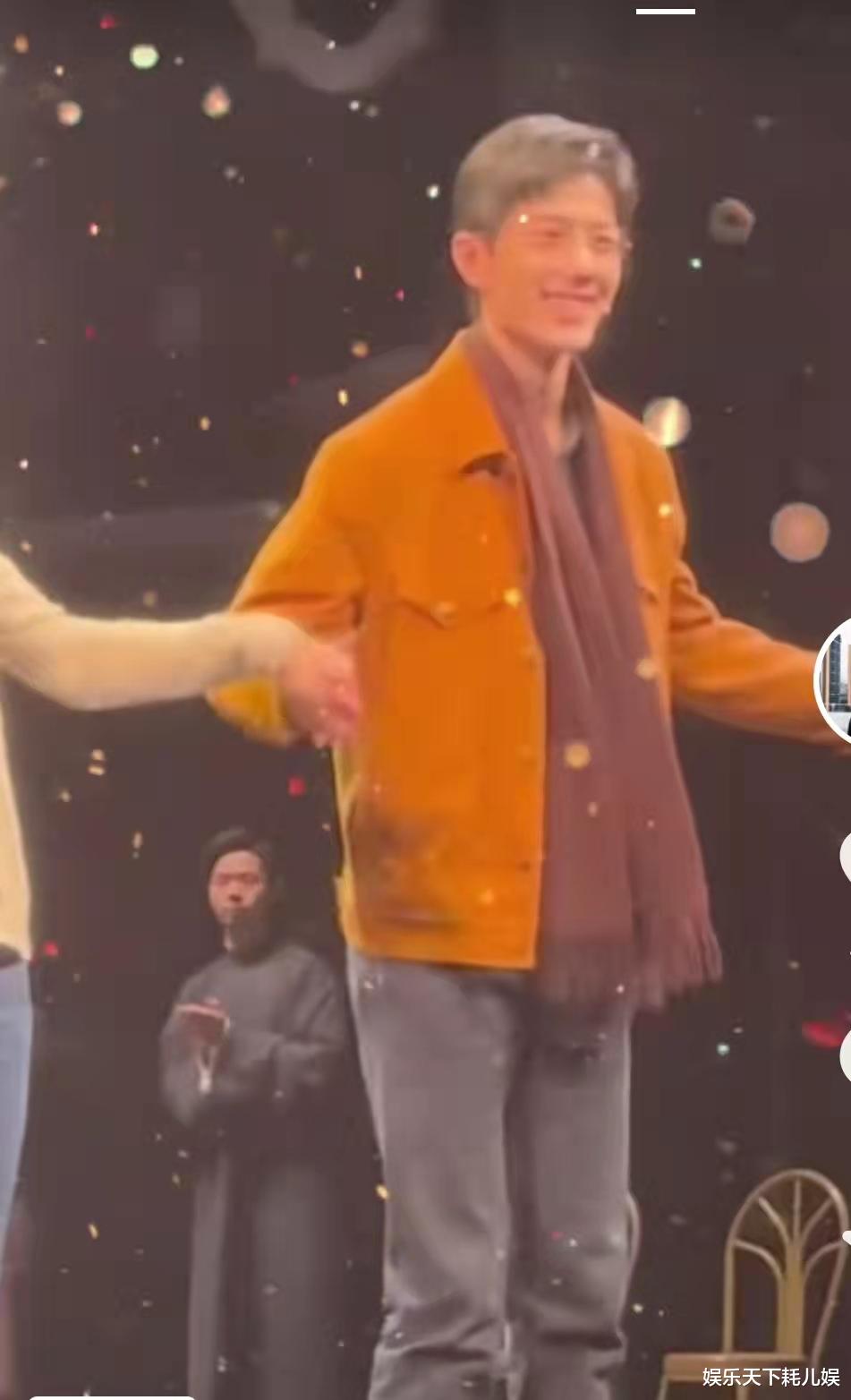 肖战|肖战《如梦之梦》深圳站，下本开始前台上睡觉20分钟无人识，谢幕鼓掌细节超暖