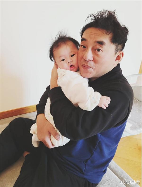 刑侦日记|57岁吕方晒全家福，10个月女儿呆萌有趣，小16岁富商太太素颜出镜