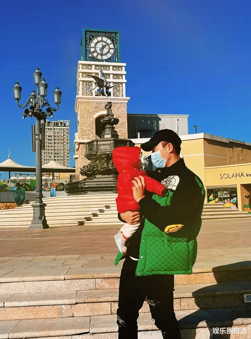 王灿|杜淳携妻女出游，抱女儿红配绿好喜庆，王灿被指责苛待蛋饺