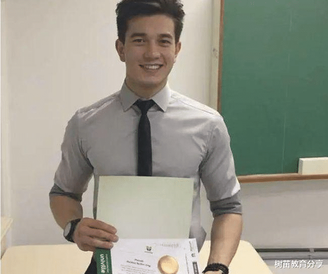 重庆一男教师因“撞脸”明星走红,长相帅气,网友看了想回去读书