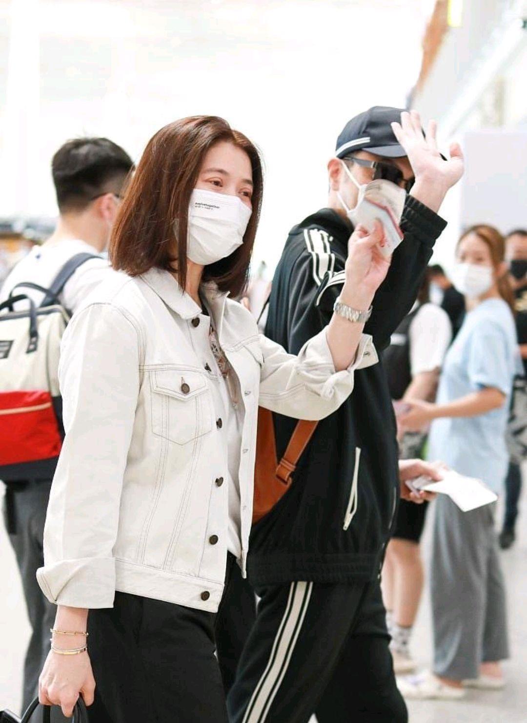 时尚专用小马甲|人到中年身不由己,袁咏仪、张智霖夫妇低调现身,普通的中年夫妻