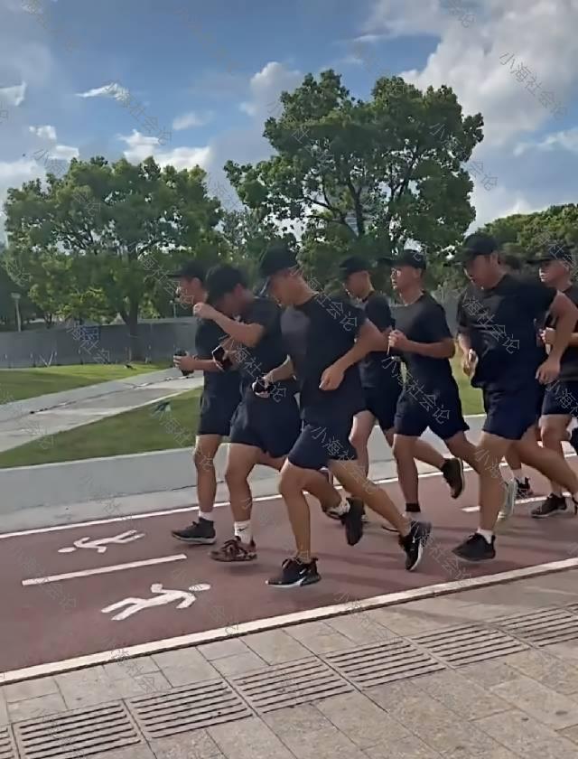 小海社会论|上海：女子不顾身后老公，疯狂拍摄跑步小哥哥，激动之情溢于言表