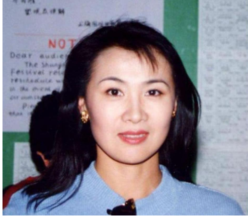 张丰毅|她刚拿到影后就去世，撇下2岁儿子，张丰毅在她的葬礼上难掩悲痛