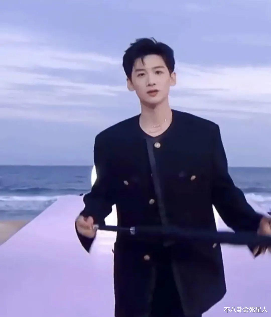 周冬雨|红毯意外状况：白敬亭被吹飞，周冬雨头发糊一脸，她尬出了圈