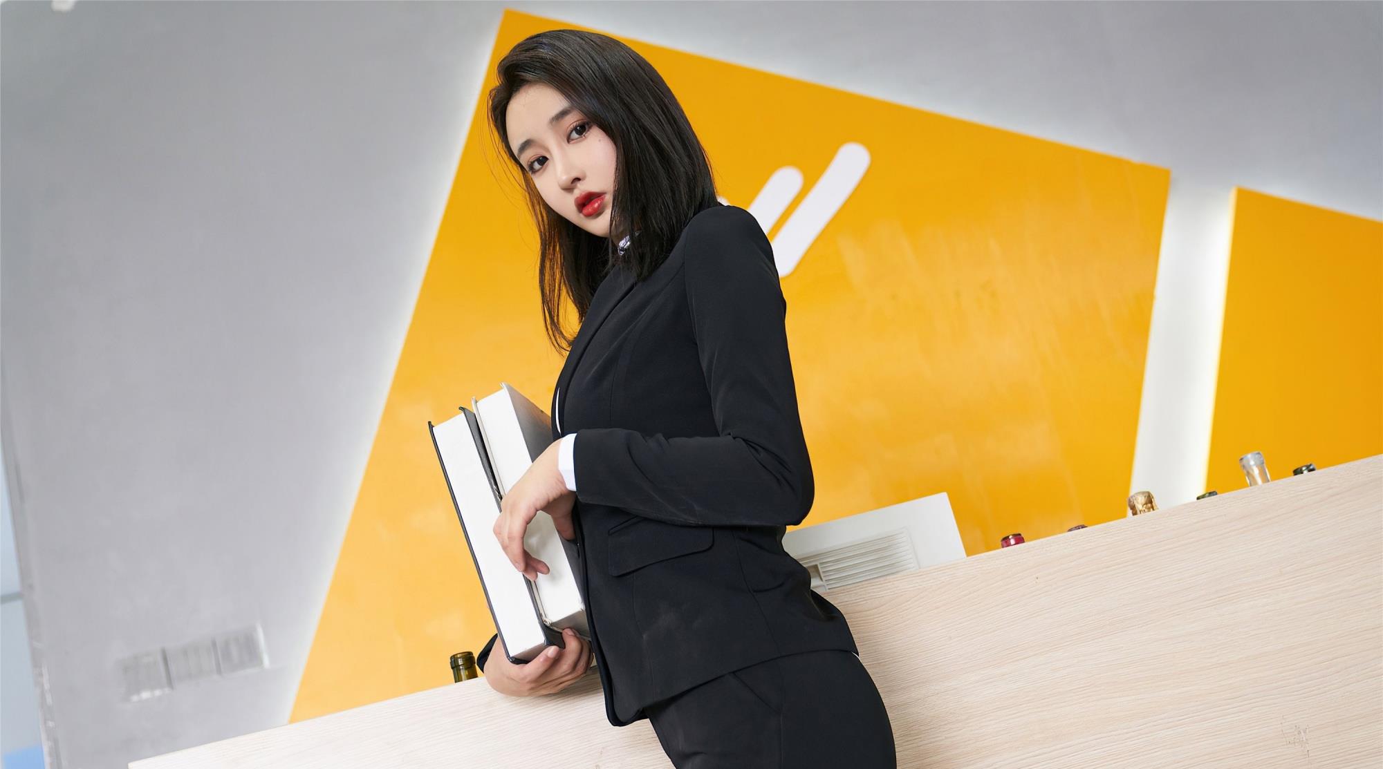 百里守刖|黑色的西装内搭白色的衬衫,经典的黑白搭配简约时尚有气场