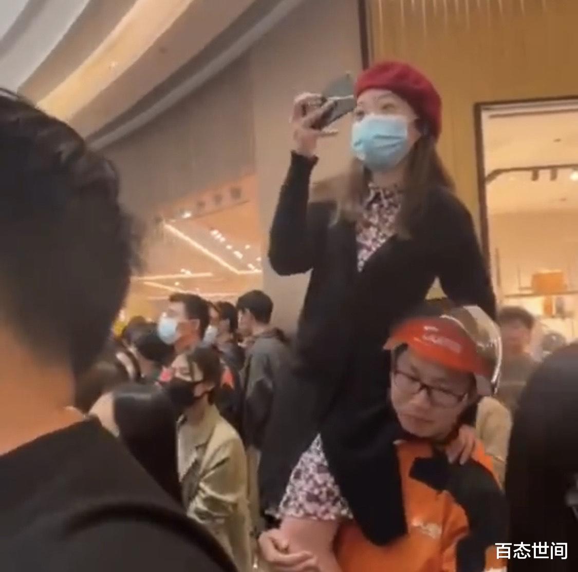 百态世间 郑州一女子为看赵丽颖雇跑腿小哥肩扛自己，人山人海中脱颖而出