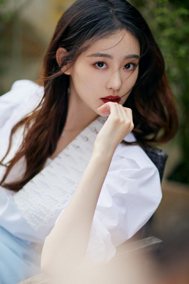 旗袍公馆|难怪获杨幂力捧，祝绪丹穿半裙秀长腿，身材在嘉行4朵金花中拔尖