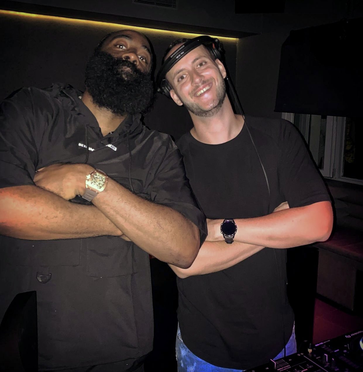 北京市 32岁哈登逛商场疯狂欢呼！球迷调侃：登哥对篮网交易小乔丹的反应曝光