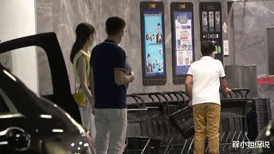 槑小姐侃说|李嘉欣在老公儿子前也放得开,穿休闲装年轻减龄,裤子镂空真抢镜