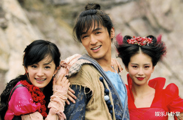 杨幂|16年前,有谁注意到刘亦菲身后打伞的小女孩,现已火得一塌糊涂!