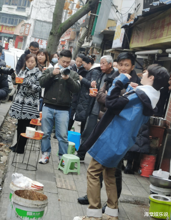 谢霆锋|谢霆锋大口吃面引路人围观，华晨宇吃小摊仍显贵气，和他谈笑风生