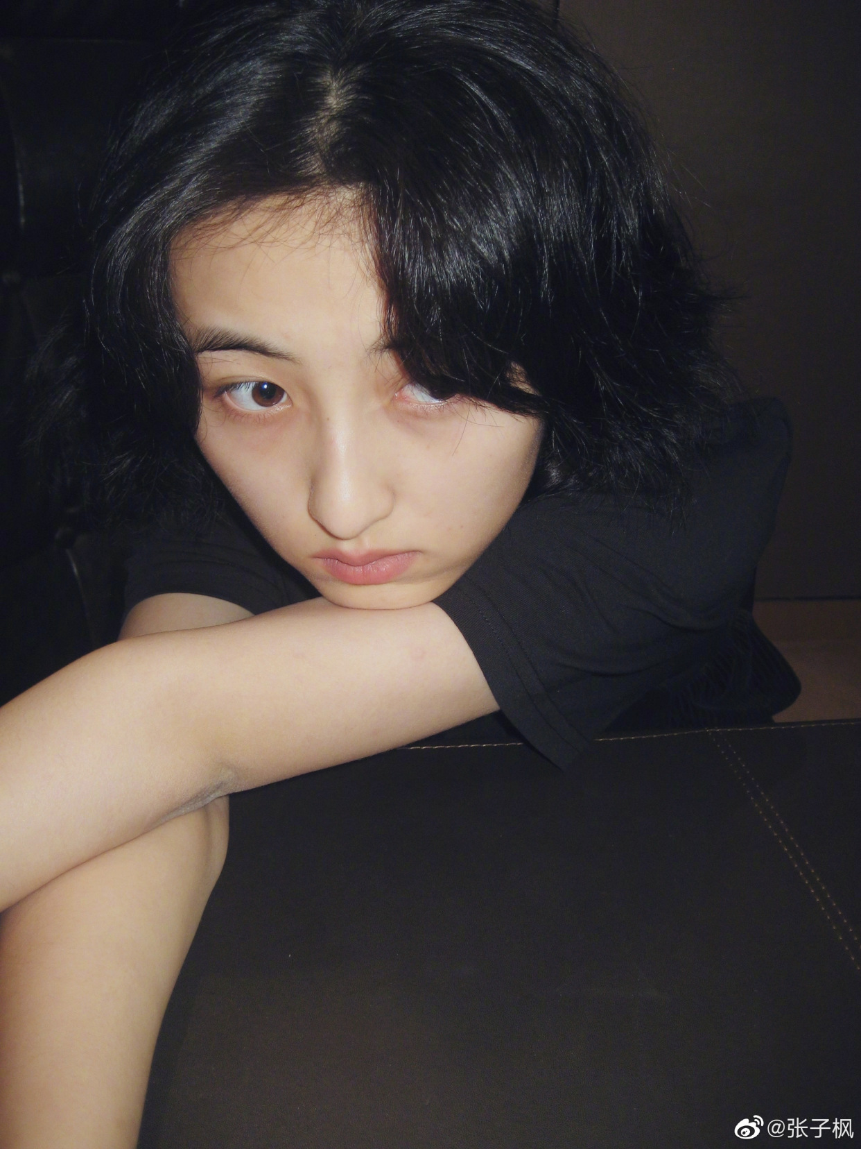 发型 张子枫晒新发型，卷毛妹妹真的太有感觉了