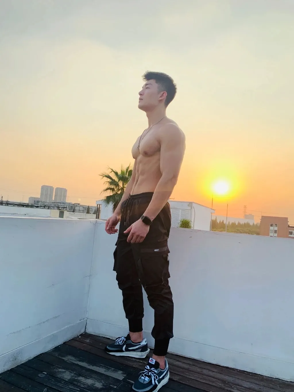 松山芭蕾舞团|酷似林更新的185肌肉私教被抓拍，没想到他的沙滩照更好看