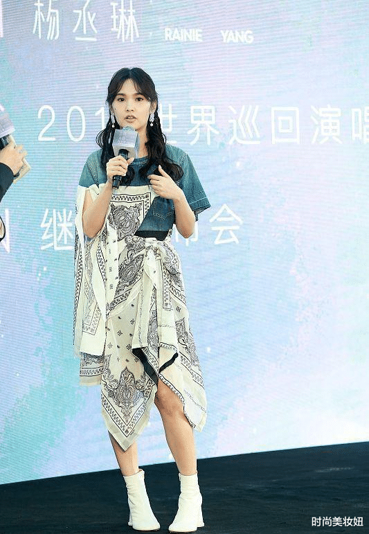 时尚美妆妞|杨丞琳结婚后真敢穿,牛仔外套配露腰背心,这身材阿姨辈里少见
