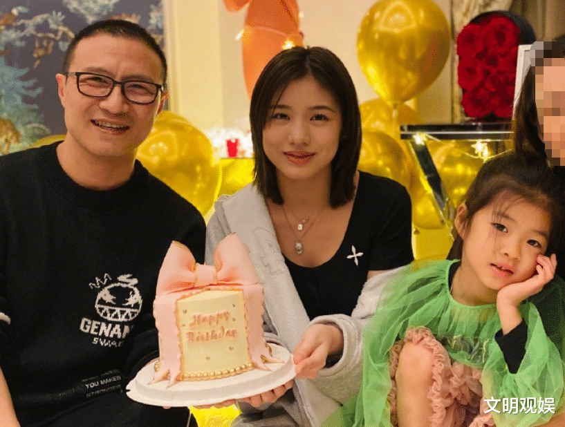 章子怡|章子怡为女儿庆生，2岁儿子正面照被公开，长得像谁一目了然