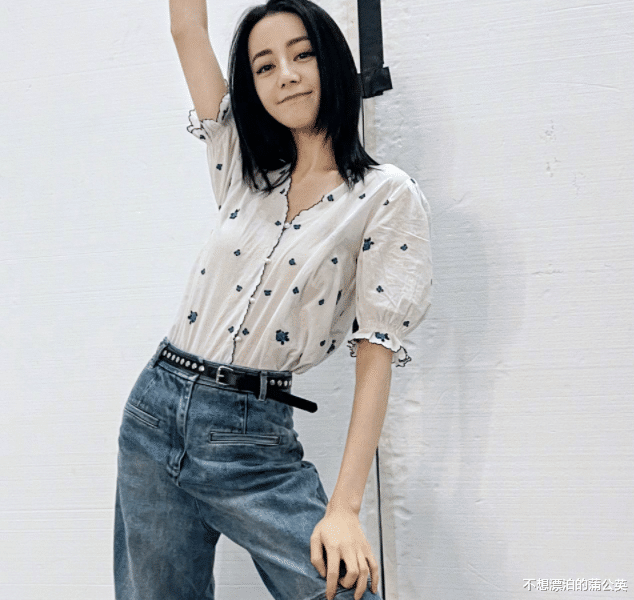 迪丽热巴|热巴穿灯笼袖亮相直播间,长发及腰坐姿乖巧,侧脸尖下巴太明显了