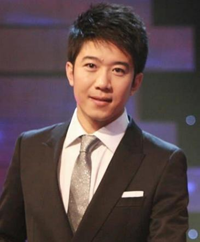 迪丽热巴|央视主持街头走秀！徐俐走猫步风情万种，朱迅霸气，吴鹏冷得哆嗦