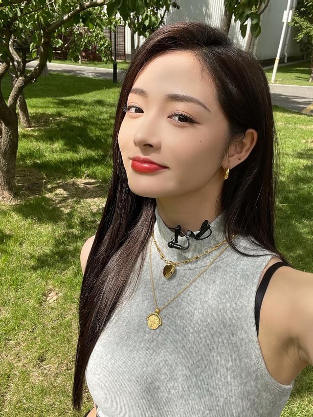 旗袍公馆|周洁琼的女团身材真优越,“上短下长”穿法真显高,曲线还挺撩人