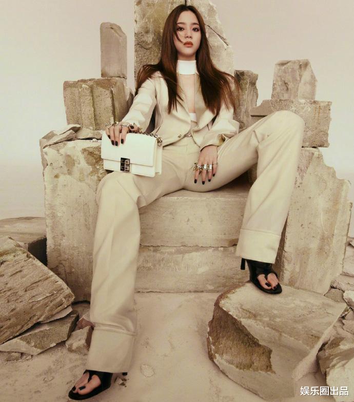 欧阳娜娜|欧阳娜娜拍摄六月刊封面照，坐姿引起热议，网友：“太霸气了”