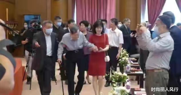 杨振宁|杨振宁百岁寿宴太高调！45岁娇妻惊艳亮相成主角，穿大红色好喜庆