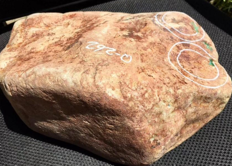 翡翠|又一传奇翡翠原石，5亿标王又如何，赌石还是要看运气