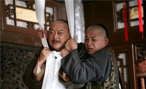 和珅|和珅自尽前，拿出乾隆赐的“免死金牌”，发现上面只写了这三个字