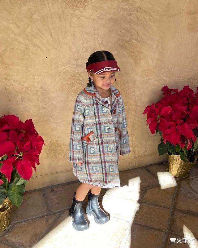 凯莉·詹娜|凯莉·詹娜久违晒照，肚大如箩期待新年，3岁女儿无意中救场了外婆