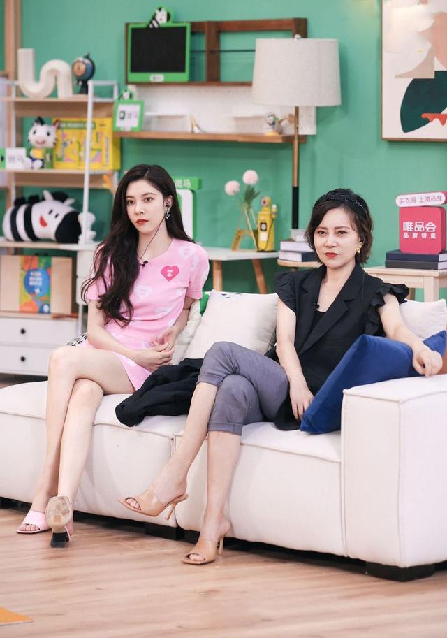 旗袍公馆|宋妍霏陪妈妈一起录节目，穿一身粉打扮乖巧，但蛮腰细腿仍抢镜