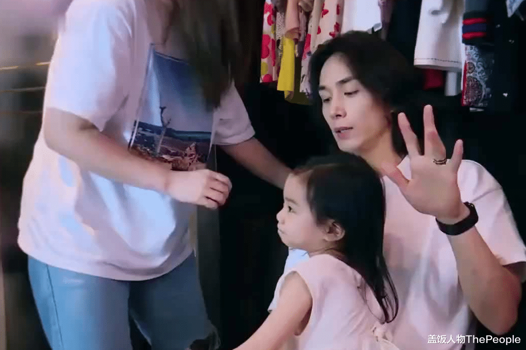 张家辉|盘点圈内有名爱妻男：有人相伴23年如新婚，有人把媳妇宠成小孩