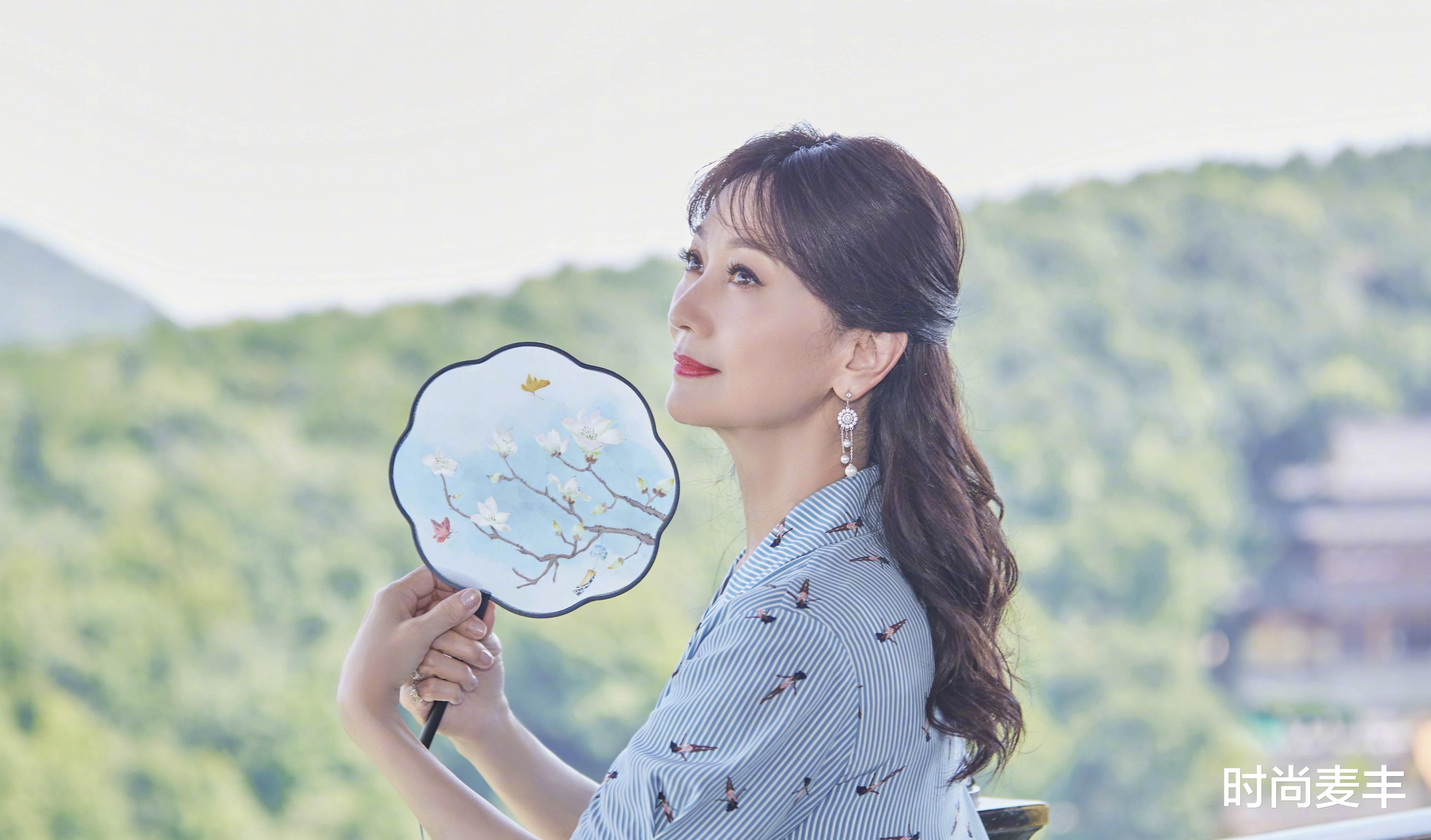 时尚麦丰|赵雅芝真是所有女人羡慕的对象，无袖西服套装，气质拿捏的刚好