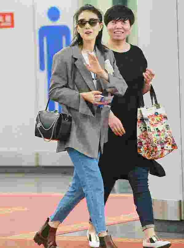 杨紫|高圆圆跟好友自拍，美颜下藏不住老阿姨形象，但扮可爱一点不违和