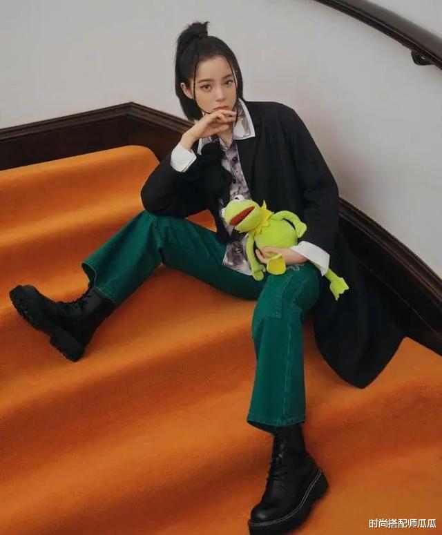 时尚搭配师瓜瓜 小白鞋已经过时了！明星都在穿这双“秋冬鞋”，搭裙子裤子都好看