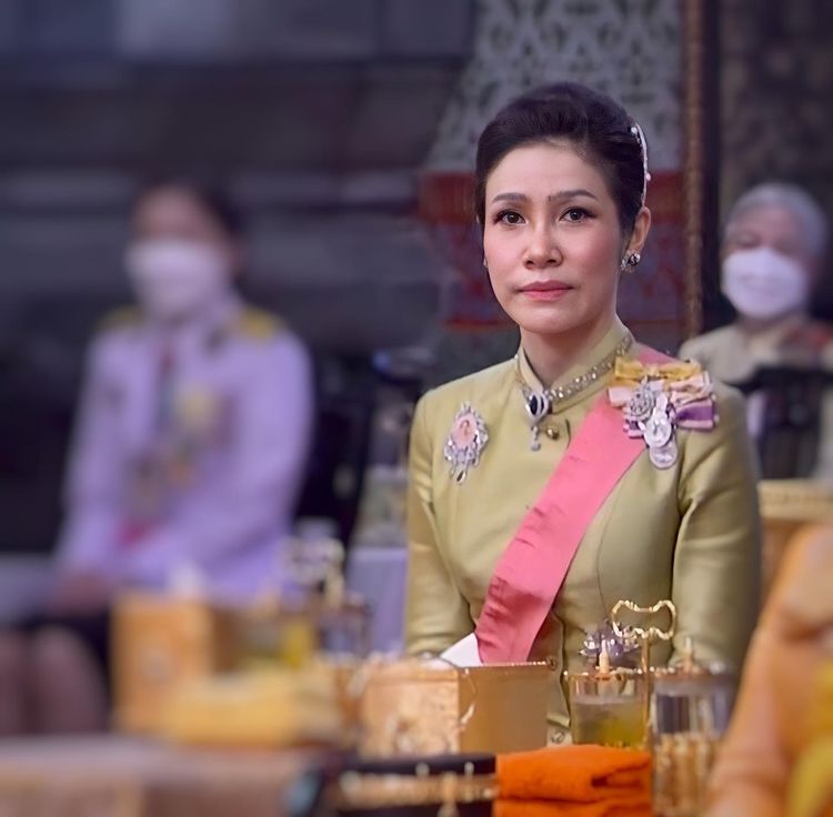 全球时尚风行 诗妮娜最新亮相变老好多!穿嫩绿色却显憔悴,同框苏提达这次输了