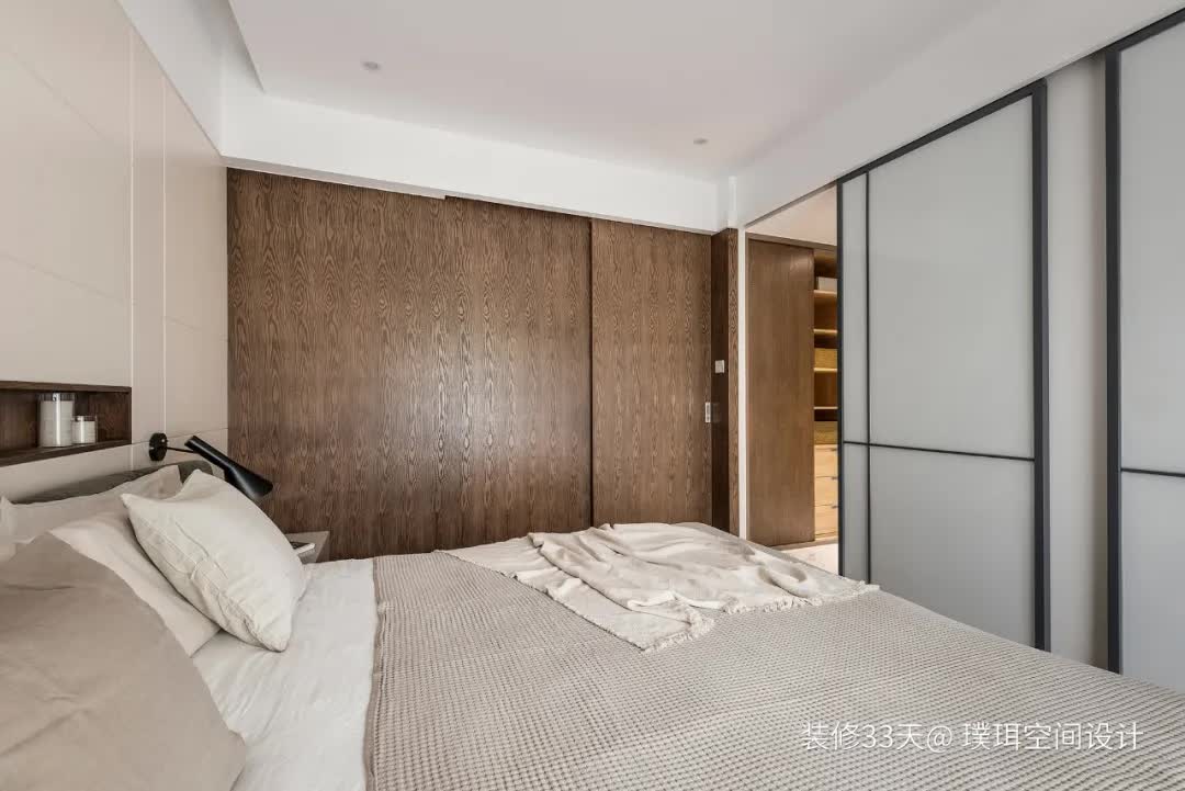 |装修设计：实用180平灰白木现代简约跃层