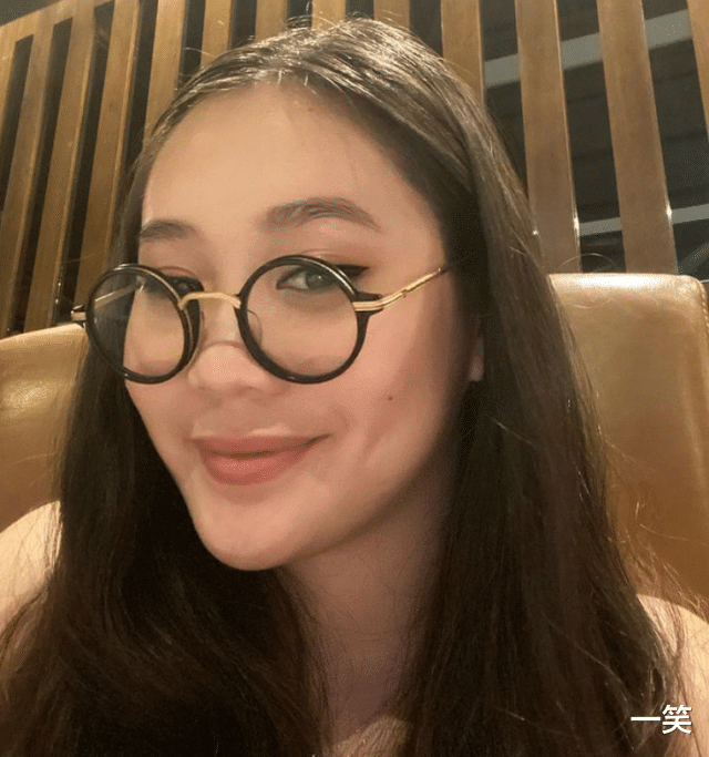 何炅|李连杰罕见现身，利智视角下与两女儿同框跨年，辟谣病逝谣言