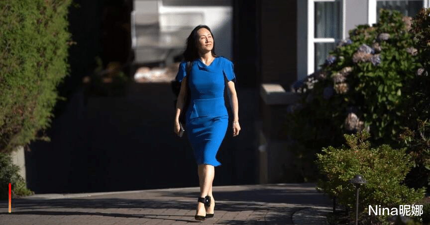 Nina昵娜|49岁孟晚舟近况让人看心疼，穿珍珠连衣裙难掩老气，发际线后移真像任正非