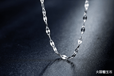 隐翅虫 大妈戴着铂金项链泡温泉，不料变色了，大妈直呼：拿个假的来骗我