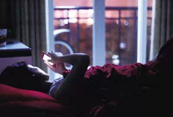 视界沐光VR视力|如果戒不了睡前玩手机,那就看看这7点吧,帮你减伤