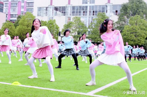 汪峰|王菲女儿和汪峰女儿聚会，自拍照引群嘲：小小年纪怎么穿成这样？