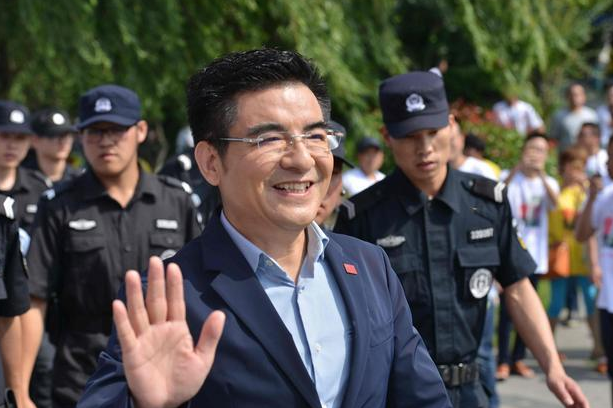 陈光标|中国首善陈光标,为何销声匿迹?窦文涛:被搞后没人敢捐钱慈善了