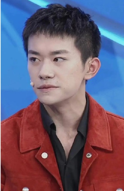 易烊千玺|易烊千玺被嘲颜值下滑？和张杰同框被吊打，新造型显成熟老气