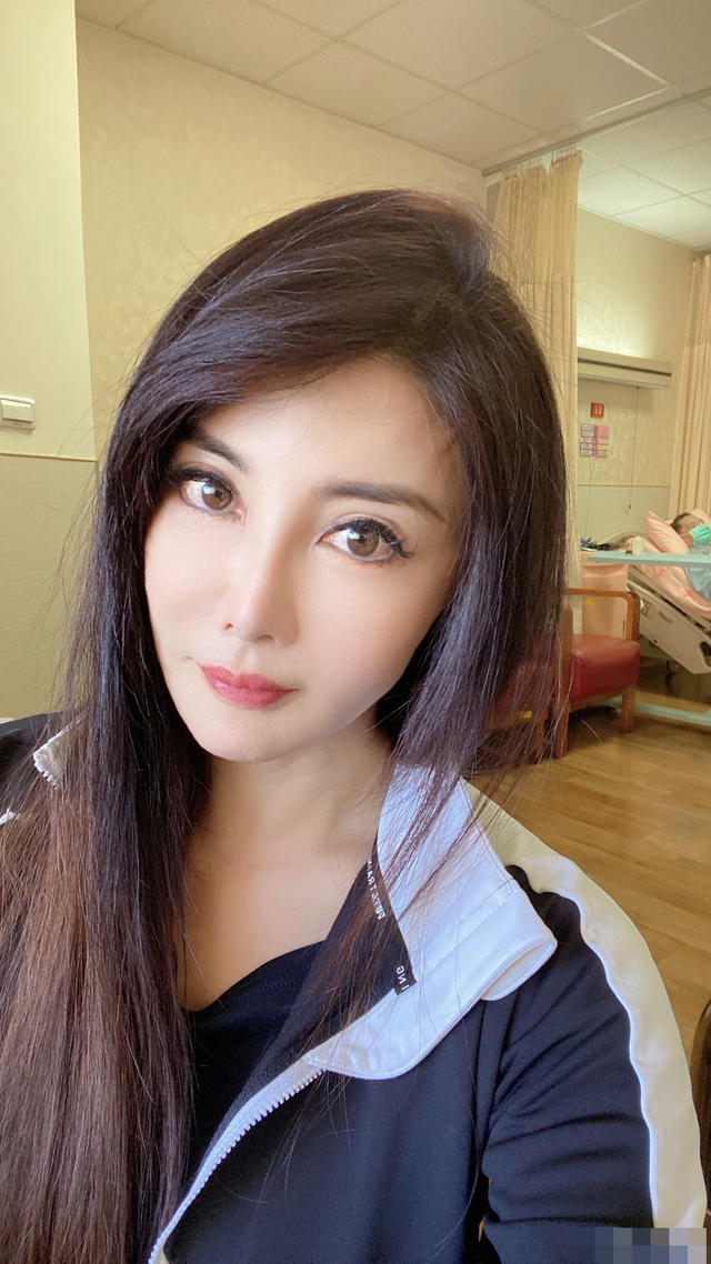 杨丽菁|52岁杨丽菁现身内地，开心分享隔离餐，曾因发表爱国言论被警告