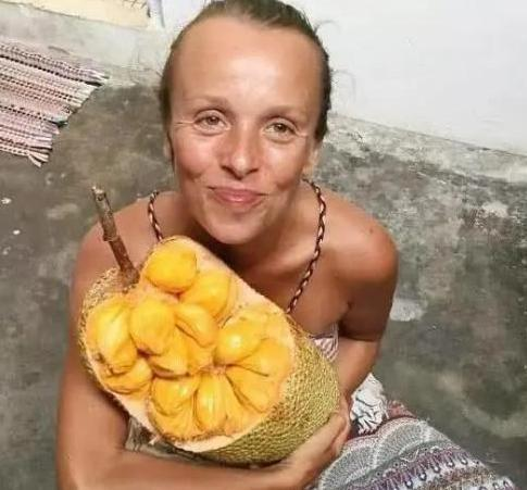 水果|女孩因为怕吃饭变胖，15年来只吃水果不吃米饭，如今变成啥样了？