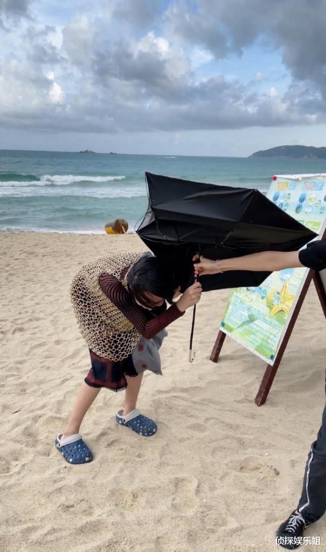 肖战|笑不活了！张馨予海边拍杂志遇强风，伞被吹变形两个人才能握住