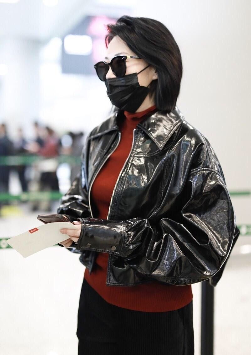 淘鱼时尚 许晴走机场也不低调，穿紧身针织衫曲线真够抢眼，这身材太招摇