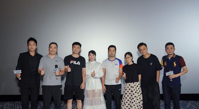 方脸妹说时尚|邓超罕见探班孙俪！42岁穿卫衣棒球帽片场为老婆按摩，原配变助理