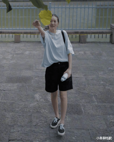 小陈聊搭配|怎样将白T穿出“气场感”？学习刘雯的这7个小技巧，时髦显气质