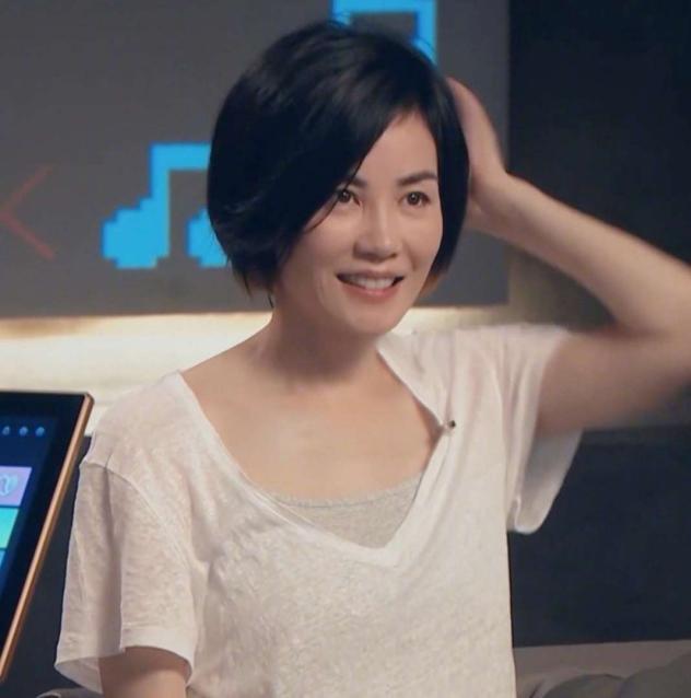 穿衣搭配|王菲真没明星架子，短发配白T简约又清爽，素颜状态完全不像51岁