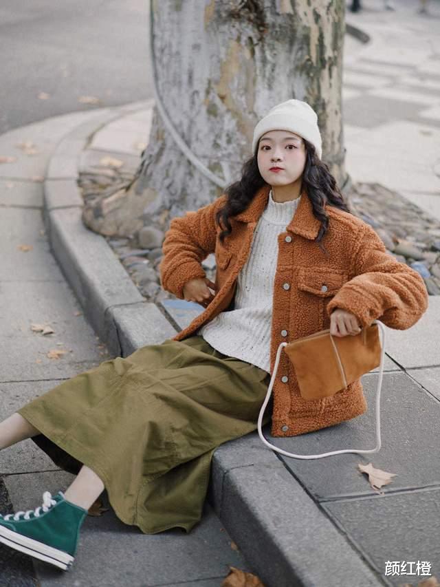 颜红橙|秋季怎么穿出高级感？毛衣外套搭配牛仔半裙减龄俏皮，保暖舒适